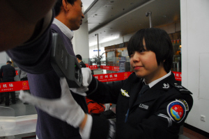 蘭州中川機(jī)場(chǎng)PD140V金屬探測(cè)器安檢員日均彎腰上千次[圖]