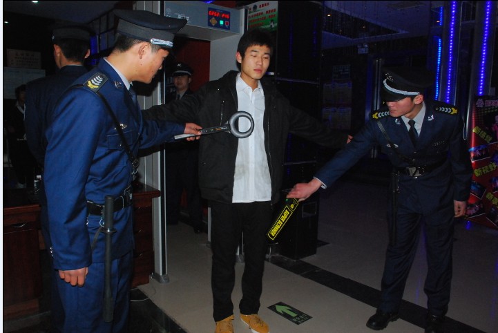 河南上蔡警方嚴(yán)查轄區(qū)公共娛樂場所安檢門制度落實(shí)情況[圖]