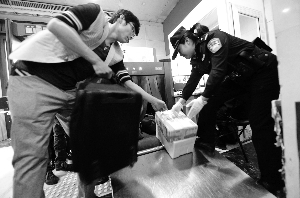 北京火車站售票廳正式啟用安檢設備