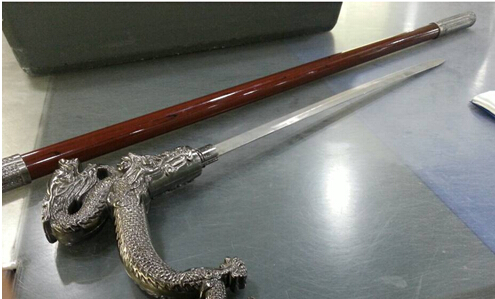 青島機(jī)場(chǎng)X光機(jī)發(fā)現(xiàn)藏劍 金屬安檢門威懾力強(qiáng)[圖]