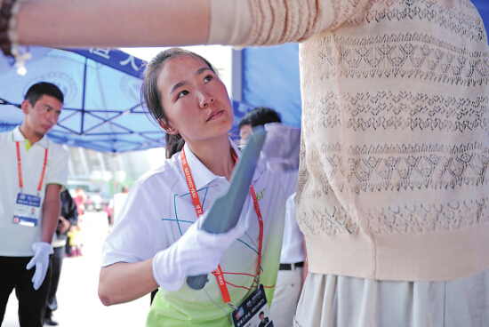 安檢門檢測員每日下蹲2000次把關(guān)第四屆亞歐博覽會[圖]