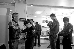 南苑機(jī)場(chǎng)安檢員自比眼睛像X光機(jī)(圖)