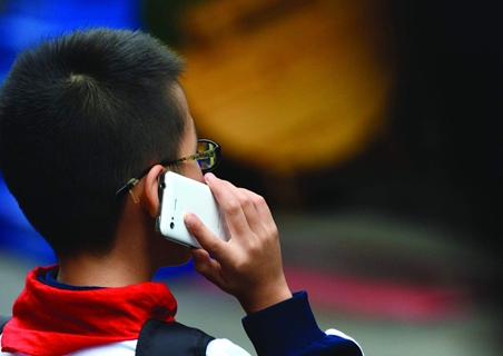 成都一學(xué)校使用金屬探測器防止學(xué)生帶手機(jī)