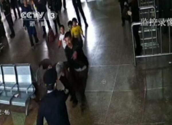 乘客不聽勸 青島車站闖關推倒安檢門[圖]