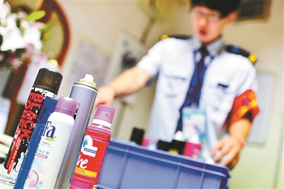 安檢機(jī)發(fā)現(xiàn)美工刀  乘客乘地鐵受阻[圖]