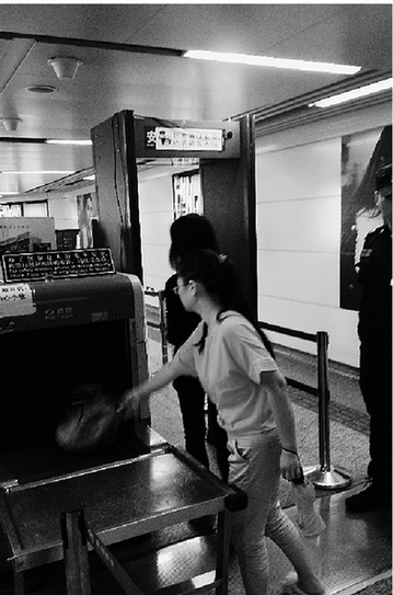 夏天小偷頻出沒，地鐵站裝上安檢門