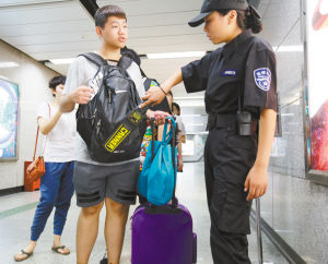 地鐵使用手持金屬探測儀 攜帶發(fā)膠也危險