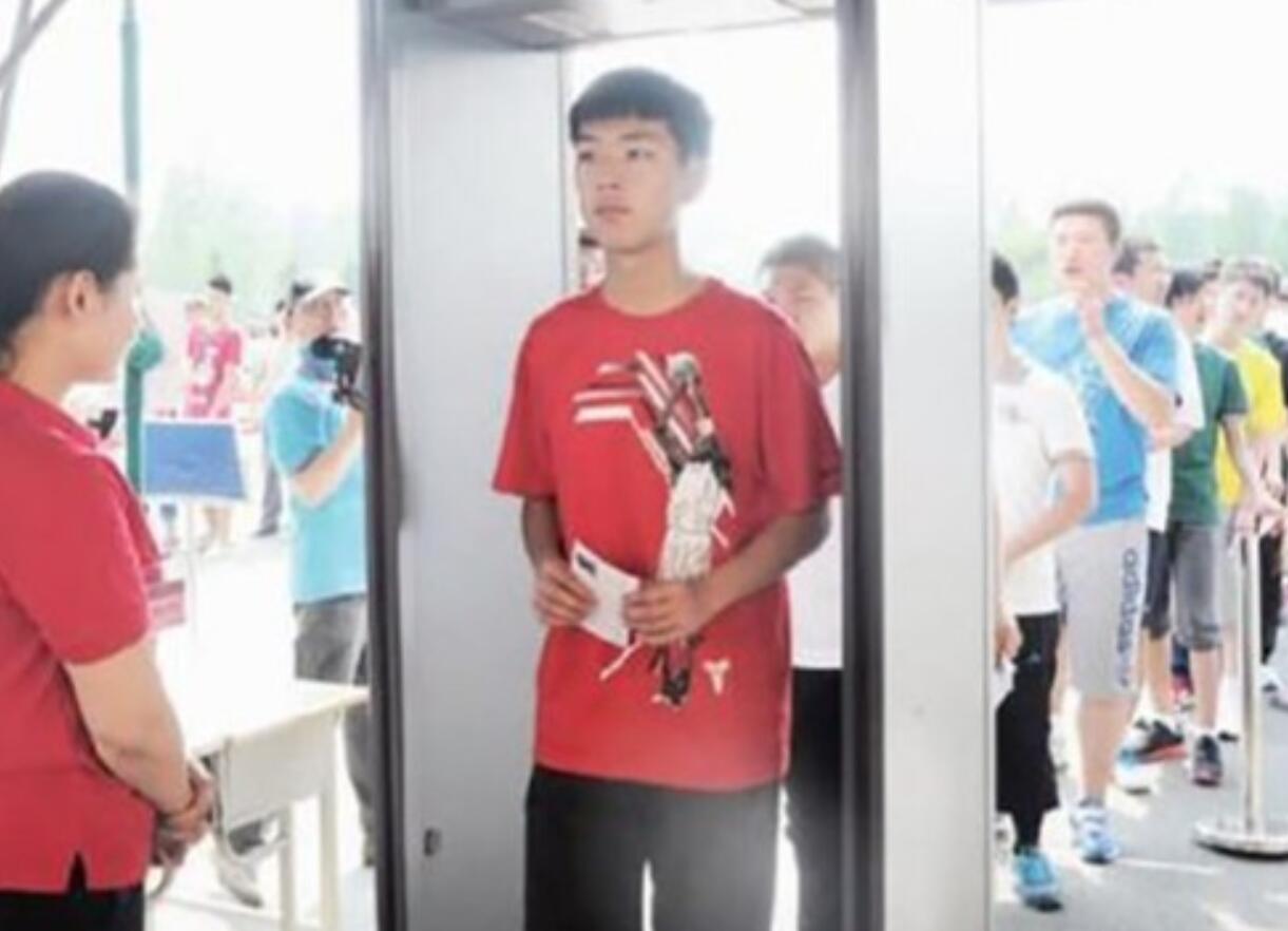 維和時代金屬探測安檢門為汕尾華僑管理區(qū)中心小學(xué)安保工作保安全