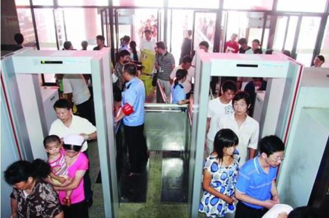 粗心旅客過(guò)唐山火車站安檢門通道遺落萬(wàn)元現(xiàn)金背包[圖]