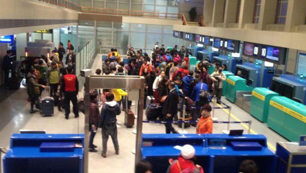 巴彥淖爾機(jī)場金屬探測安檢門檢查口發(fā)現(xiàn)違禁物品打火機(jī)[圖]