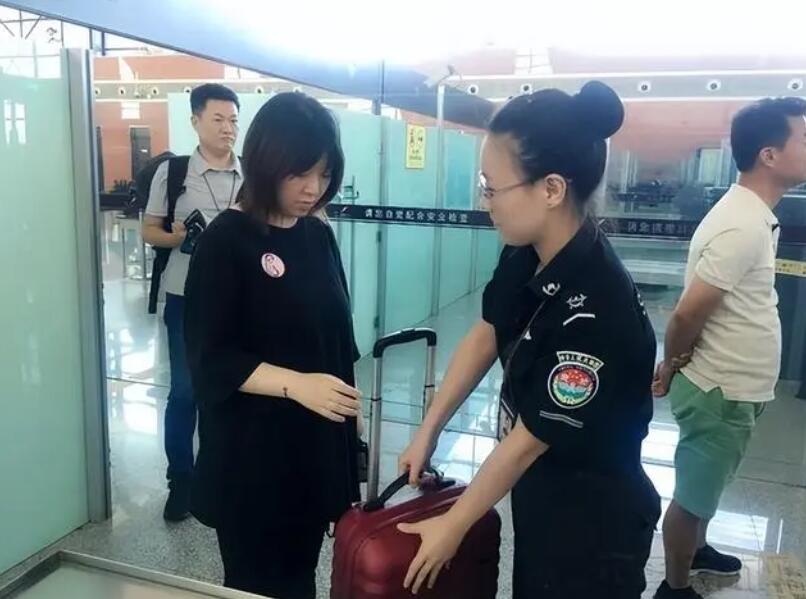 女性進(jìn)入安檢門通道時(shí)，安檢員會感到尷尬嗎？過安檢的注意事項(xiàng)-5.jpg